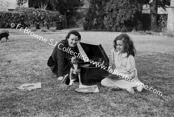 GIRLS  AND GRAMOPHONE